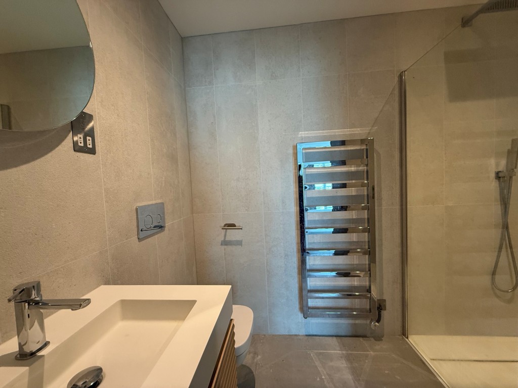 Lot: 132 - SPACIOUS TWO-BEDROOM APARTMENT WITH STUNNING SEA VIEWS AND PARKING - Master bedrooms ensuite shower room